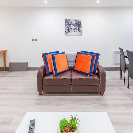 Cosy 2 Bedroom Flat In Bradford, On Street Parking Apartment